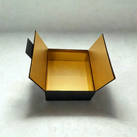 Boîte cadeau magnétique à double porte, luxe, pelliculage mat CMYK, gaufrage, intérieur rouge et or, pour cosmétiques, bijoux, montres.