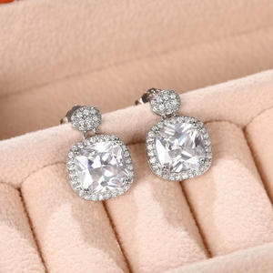 Boucles d'oreilles clous en or blanc E2025 avec zircon taille princesse, serti géométrique, bijoux de mode classiques pour femme, parfaits pour les soirées - Product Image 6