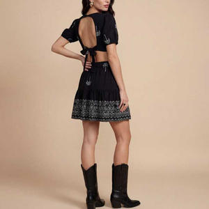 Vestido Mini Sexy Negro de Algodón de Alta Calidad Personalizado, Estilo Bohemio, Escote en V, Corte en A, con Espalda Descubierta y Cintura Recortada - Product Image 4