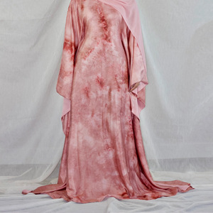 Abaya Islamica Pronta per la Spedizione, Abito Chiuso con Effetto Ombre Acquerello, Stampa Tie-Dye, Abaya Premium per Donne - Product Image 3