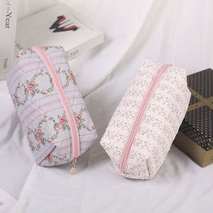 Bolsa de Cosméticos Ecológica con Cierre, Acolchada, con Estampado Floral, para Guardar Artículos de Aseo y Maquillaje, Personalizable - Product Image 3