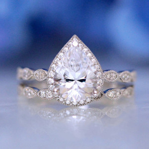 Anillo de Compromiso de Diamantes en Oro Blanco para Mujer T0388, Corte Pera, Diamante Natural Color D, Diamantes Laterales - Product Image 1