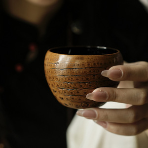 Tasse Maîtresse Traditionnelle Chinoise en Racine de Bambou Laquée, Faite à la Main, Motif Circulaire, Objet d'Art de Collection, Origine Anji - Product Image 1