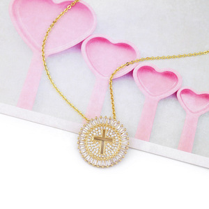 Collana da donna con ciondolo rotondo intagliato, catena scintillante con intarsi, elegante gioiello di moda per tutti i giorni - Product Image 3