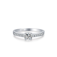 Anillo de Plata de Ley 925 con Cuatro Garras Redondas y Circonita Cúbica Simple de Silverbene