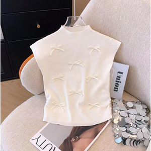 Gilet tricoté pour femme avec détail nœud, en soie glacée, sans manches, rose et blanc, coupe ajustée pour un usage décontracté - Product Image 3