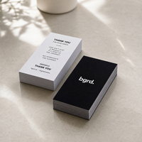 Carte de visite de luxe minimaliste, noir et blanc contrasté, double face, design créatif, papier artistique pour le branding professionnel des PDG