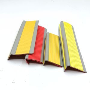 Profilé de nez de marche en <span class=keywords><strong>PVC</strong></span> en forme de L, antidérapant, résistant à la chaleur, auto-adhésif, de protection, extrudé et découpé, personnalisé par le fabricant - Product Image 4
