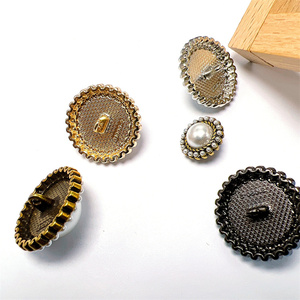 Vente en gros de boutons de perles en métal petits manteaux de vêtements d'extérieur de style parfumé pour femmes boutons ronds en alliage cousus à la main pour femmes - Product Image 1