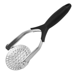 Triturador de patatas de acero inoxidable con mango negro, fácil de limpiar, herramienta de cocina versátil para ajo, batata, taro, comida para bebés - Product Image 3