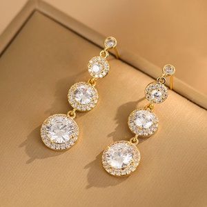 Boucles d'oreilles à pampilles rétro de luxe léger, style européen et américain, nouvelles et très tendance, avec un tempérament polyvalent et une personnalité affirmée - Product Image 5