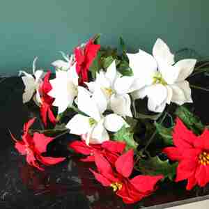 Bouquet <span class=keywords><strong>de</strong></span> roses poinseteta rouges, fausses fleurs, pour une décoration <span class=keywords><strong>de</strong></span> noël, pour un festival, pour les vacances - Product Image 5