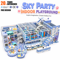 Structure de jeu intérieure personnalisée pour enfants sur le thème Sky Party, avec piscine à balles, toboggan spiralé, structure d'escalade, carrousel et tunnel
