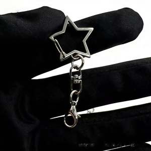 Pendentif de voiture en alliage métallique coloré en forme d'étoile, directement de l'usine, cadeau pour femme, porte-clés léger avec fermoir à pression, breloque de sac - Product Image 4