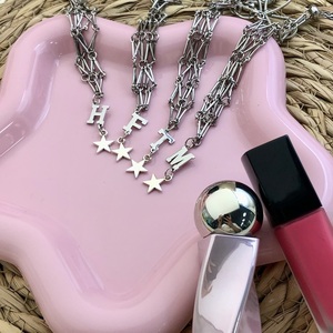 พวงกุญแจกระเป๋าตาข่ายสแตนเลสสตีลสุดหรูอเนกประสงค์ พร้อมจี้ตัวอักษร 26 ตัวแบบใหม่ยอดนิยมสำหรับตกแต่งกระเป๋าเป้ - Product Image 2