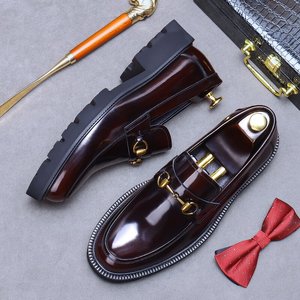 Scarpe da uomo di alta qualità Pat in pelle per uomo moda con suola spessa scarpe Casual da uomo nuove scarpe formali da lavoro con fibbia