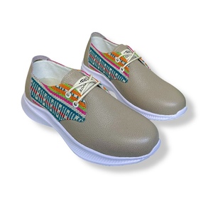 Zapatos Luna grises de primera calidad, elaborados con materiales lujosos para una comodidad y estilo excepcionales. - Product Image 1