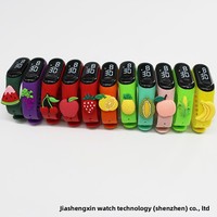 Montre numérique pour enfants à affichage LED, étanche, à bracelet en plastique, avec cadran mignon de dessin animé, couleur bonbon, à commande tactile, vente en gros