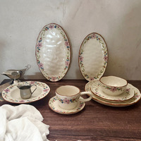 Vaisselle en céramique florale peinte à la main de style vintage français, ensemble exquis de tasse à café et soucoupe irrégulière faits à la main pour le thé de l'après-midi