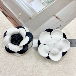 Yupu Corsage de Flor de Camelia en Cuero 3D, Accesorio de Tela Hecho a Mano para Decoración de Zapatos y Cabello - Product Image 4