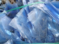 FILM DE PLASTIQUE PET CLAIR ET BALLES BLEU CLAIR DÉCHETS/DÉCHETS POUR LE RECYCLAGE.