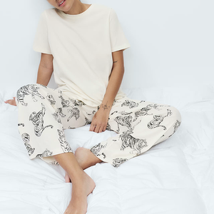 Ensemble de pyjama confortable pour femmes en modal mélangé imprimé, t-shirt à manches courtes couleur crème et pantalon long à jambes larges, vêtements de détente élégants pour toutes les saisons - Product Image 2