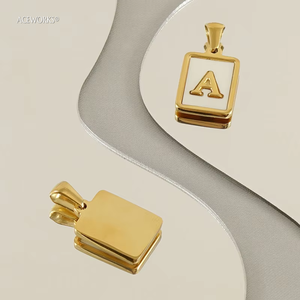 Colgante de Concha con Letras del Alfabeto |   Colgante con inicial incrustada en nácar natural |   Acero Inoxidable Chapado en Oro PVD de 18K Resistente al Agua - Product Image 3