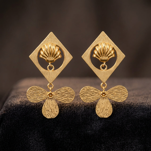 Boucles d'oreilles pendantes plaquées or, motif pétales de fleurs ethniques, en laiton et pierres précieuses, faites à la main, bijoux Jaipur Gems - Product Image 3