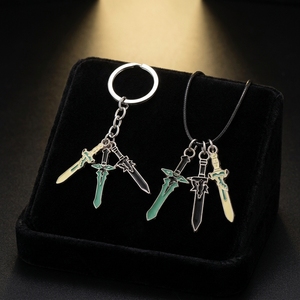 Pendentif Collier Tendance en Alliage Lame <span class=keywords><strong>de</strong></span> Sabre Anime Kirito Alice Interprète <span class=keywords><strong>Domaine</strong></span> Divin Sabre Fin Noir et Blanc - Product Image 1