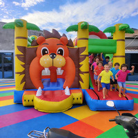 Structure gonflable commerciale en PVC 0,55 mm, thème cocotier, jungle et lion, avec toboggan et château de saut, pour parc d'attractions