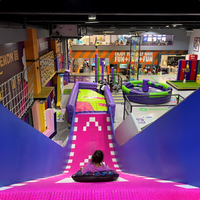 Aire de jeux intérieure personnalisée clé en main pour tous les âges, avec trampoline, mur d'escalade et autres jeux pour enfants, très populaire et amusant pour les enfants.