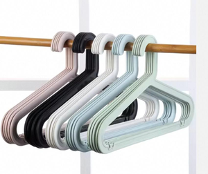 Appendiabiti in Plastica Personalizzati per Negozi di Abbigliamento - Ganci Antiscivolo e Senza Cuciture per Acquisti all'Ingrosso - Product Image 2