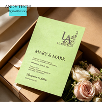 Carte d'invitation personnalisée en carton imprimée numériquement pour mariage avec enveloppes, cartes RSVP et possibilité de pelliculage.
