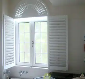 Umwelt freundliche PVC-Fensterläden Plantagen-Fensterläden UV-Schutz Vertikale Luft schlitze mit Factory British Design Modern