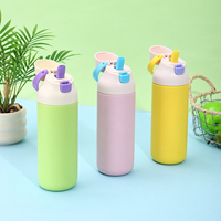 Thermos Ovalla de 550 ml en couleur bonbon avec bec verseur à ouverture rapide et isolation sous vide à double paroi en acier inoxydable
