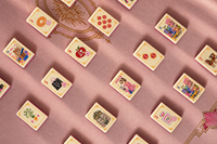Ensemble de mahjong américain New York Street Lady, 160 tuiles gravées et colorées avec des dos rose vif, coffret cadeau de luxe