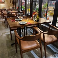 Ensemble table et chaises en bois massif rustique et industriel moderne pour restaurants occidentaux et bars à musique japonaise pour bars à thé hôpitaux