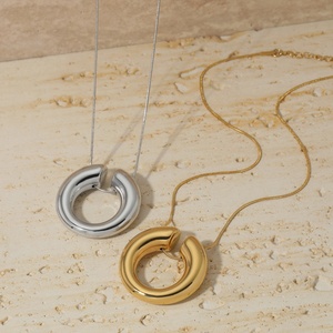 Collar de Moda con Colgante Redondo de Acero Inoxidable Chapado en Oro PVD de 18K, Joyería Diaria Versátil e Impermeable con Cadena de Metal - Product Image 2