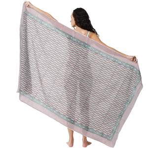 Sarong en coton imprimé à la main vert émeraude et rouge baie pour femmes, léger, idéal comme paréo de bikini, tenue de plage estivale - Product Image 1
