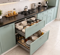Armoires de cuisine bicolores, vert sauge et gris, armoire de cuisine modulaire en forme de U avec comptoir en quartz noir