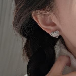 Pendientes de Corazón Texturizados de Oro de 18K y Plata de Ley S925 de Estilo Retro Francés, Lujo Ligero, Simplemente Modernos con una Dulce Personalidad - Product Image 2