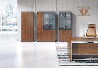 Armoire de rangement de bureau en bois grainé avec portes en verre trempé, étagères ouvertes et compartiments de classement verrouillables