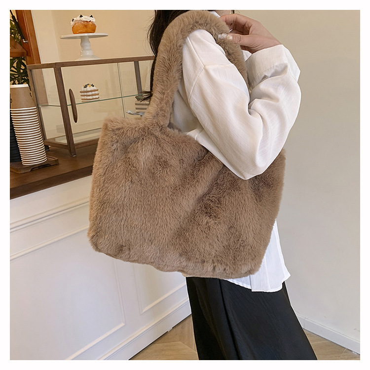 Borsa tote marrone inverno gonfio in pelliccia sintetica