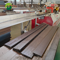 Planche de terrasse en WPC brossé antidérapante moderne pour l'extérieur, idéale pour les terrasses de piscine