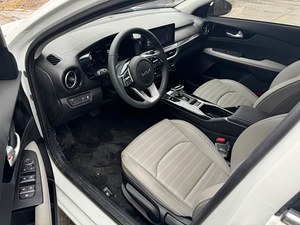 Voitures d'<span class=keywords><strong>occasion</strong></span> en gros 2024 <span class=keywords><strong>Kia</strong></span> K3 1.6L Automatique GLS Boîte de vitesses Direction à gauche Pneus R16 Sièges en tissu 4 portes 5 places Berline Exportation - Product Image 3