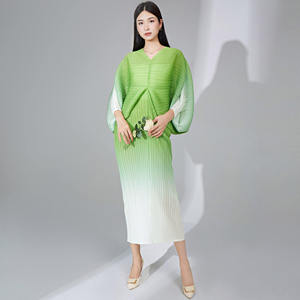 Robe plissée pour <span class=keywords><strong>femme</strong></span>, grande taille, manches chauve-souris, décontractée, ample, couleurs ombrées, style Miyake, directement de l'usine - Product Image 5