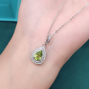 Collana con pendente a goccia in zircone verde oliva per donna, a forma di pera, catena alla clavicola alla moda. - Product Image 4