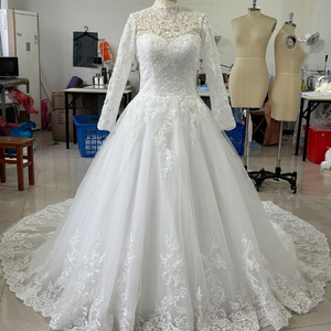 Robe de mariée sirène en dentelle brodée blanche pure, prête à l'emploi, avec appliques, perles et col en V, avec traîne pour la mariée - Product Image 4