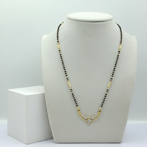 Elegante Collar de Cuentas Negras con Diseño Dorado y Piedras Similares a Diamantes, Perfecto para Moda Tradicional y Contemporánea - Product Image 2