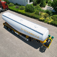 Camion-citerne à ciment en vrac à 3 essieux, 58 m³, avec compresseur d'air bicylindre 14 m³, pneus 1200R24, déchargement par le bas, pour conditions opérationnelles en Afrique